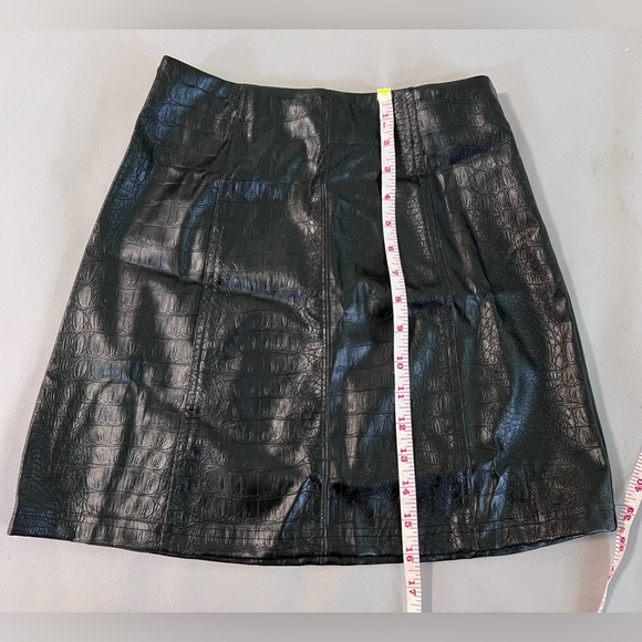Francesca’s Women’s Faux Leather‎ Mini A-Line Skirt Size XS Back Zipper NWT - Picture 2 of 9
